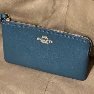 NWOT Coach Navy Blue Teal Zip Pouch Wristlet